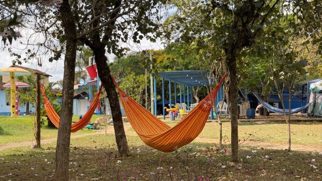 Redes armadas entre as árvores na área de descanso do clube
