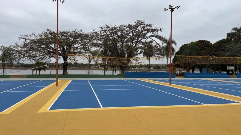 Quadras de vôlei do clube, com o Lago de Furnas ao fundo