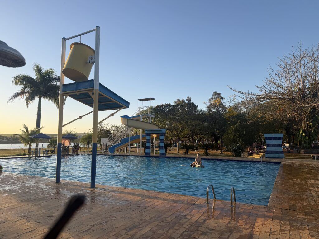 Piscina com tobogã e balde de água do clube