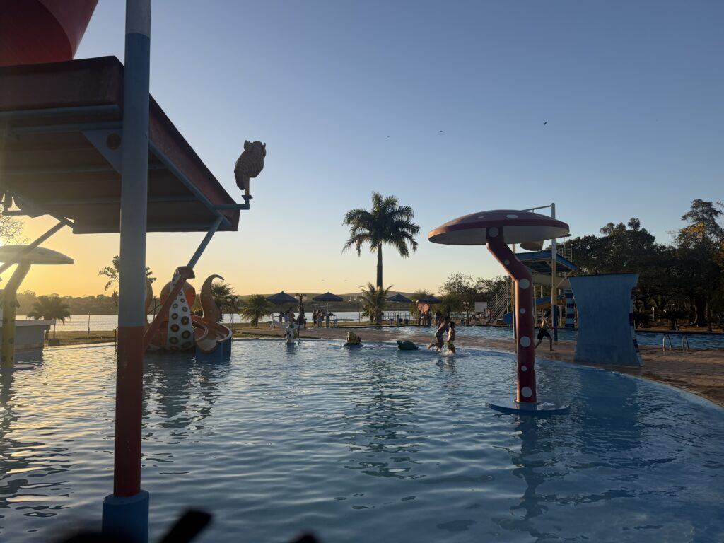 Área de lazer do clube em dia de sol, com o lago ao fundo