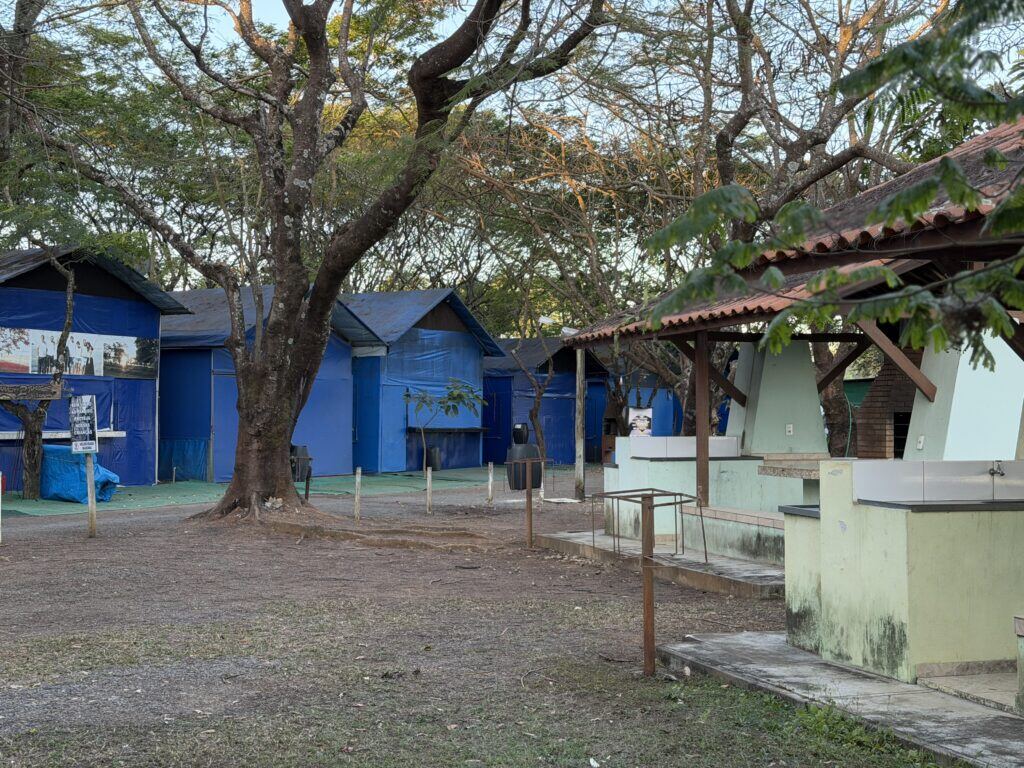 Barracas fixas dos sócios, com churrasqueira ao lado