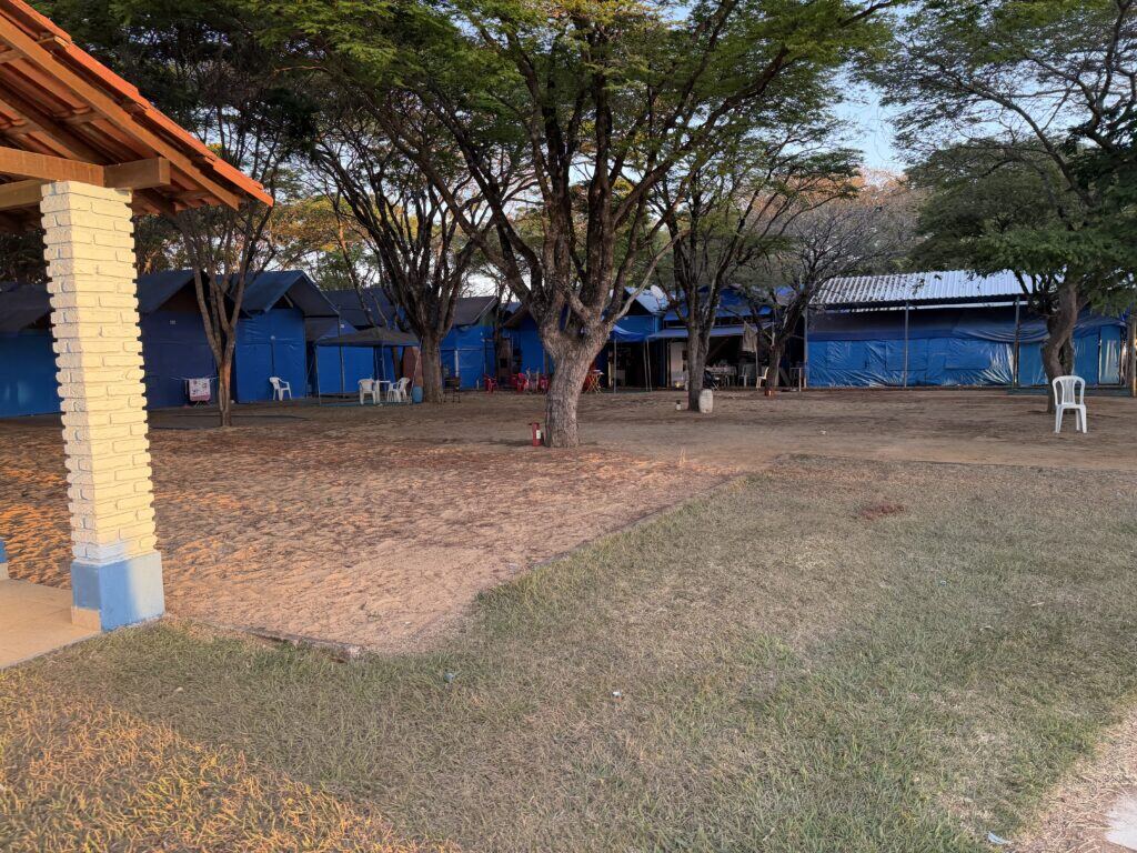 Área livre e arborizada do camping, para montar a própria barraca