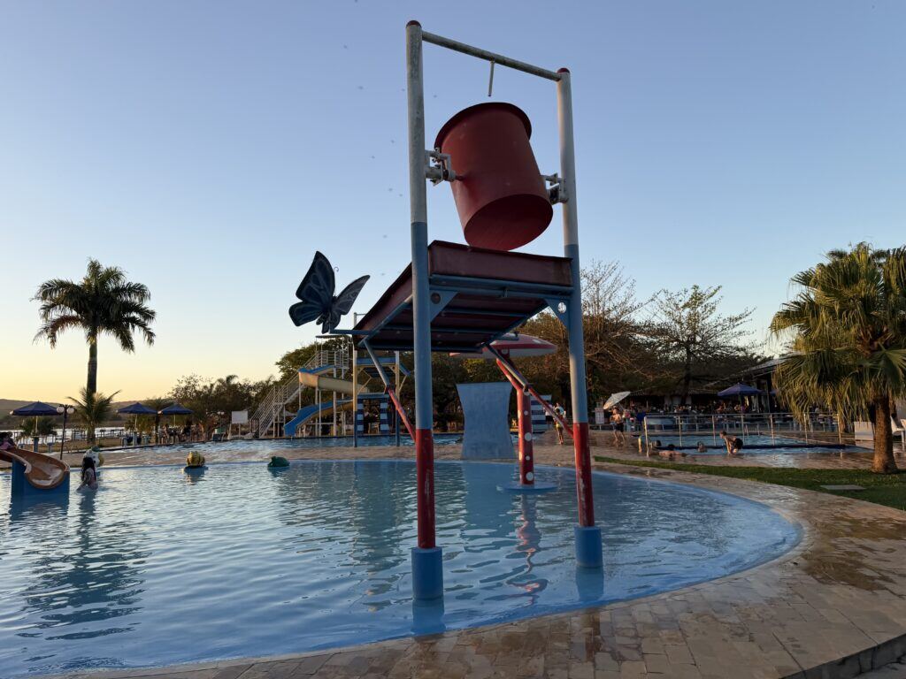 Balde de água e brinquedos da piscina infantil