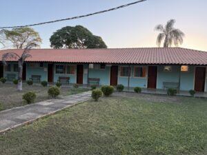 Chalés do clube com varanda e jardim