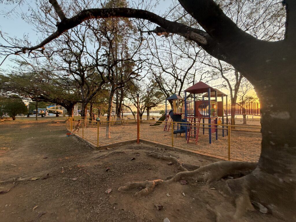 Playground do clube ao entardecer