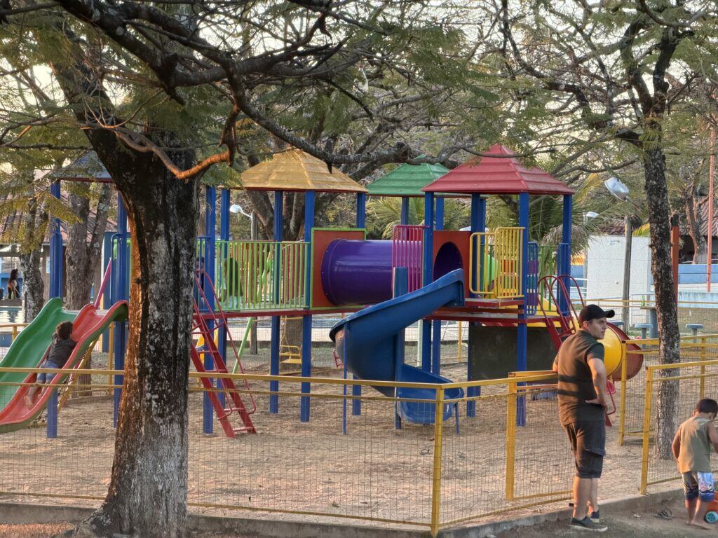 Playground do clube com escorregadores coloridos