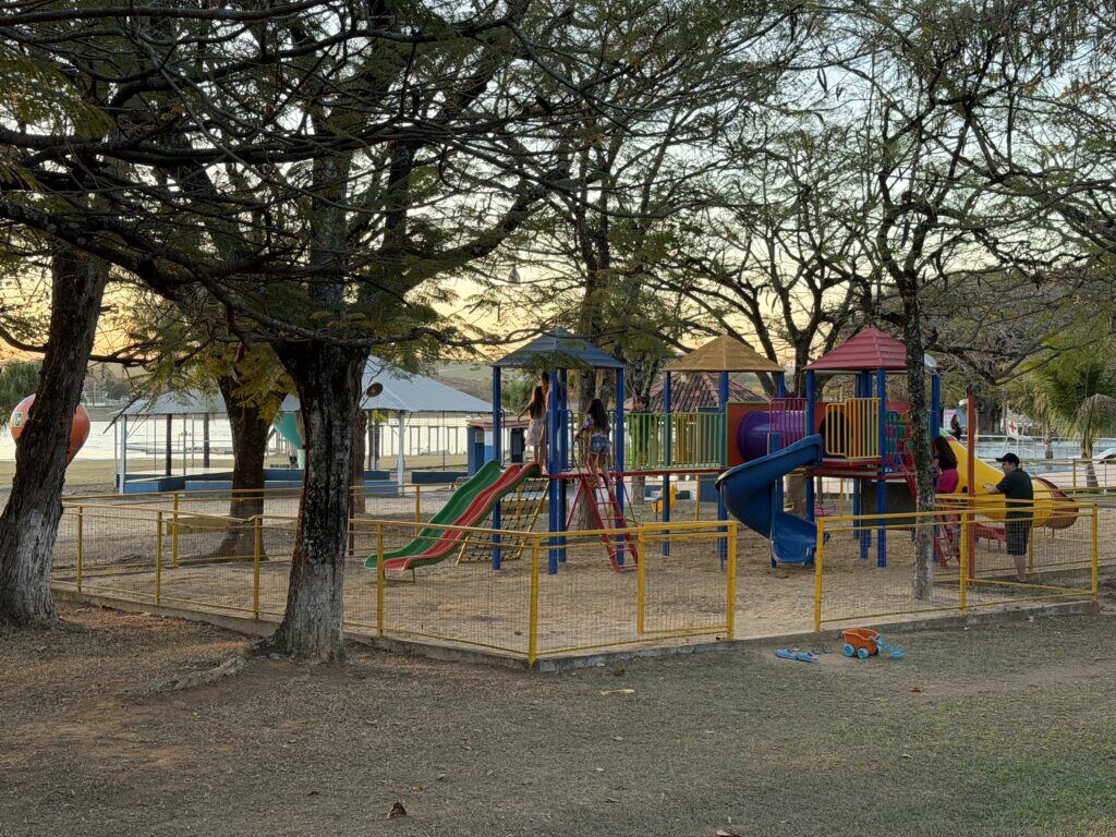 Crianças brincando no playground do clube