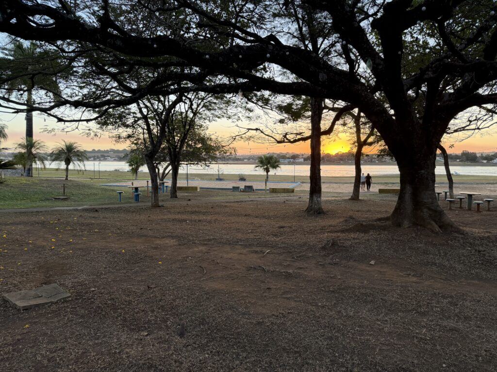Pôr do sol no lago de Furnas visto da área de lazer do clube