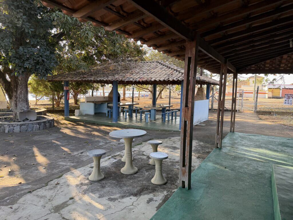 Quiosques e churrasqueiras do clube sob as árvores