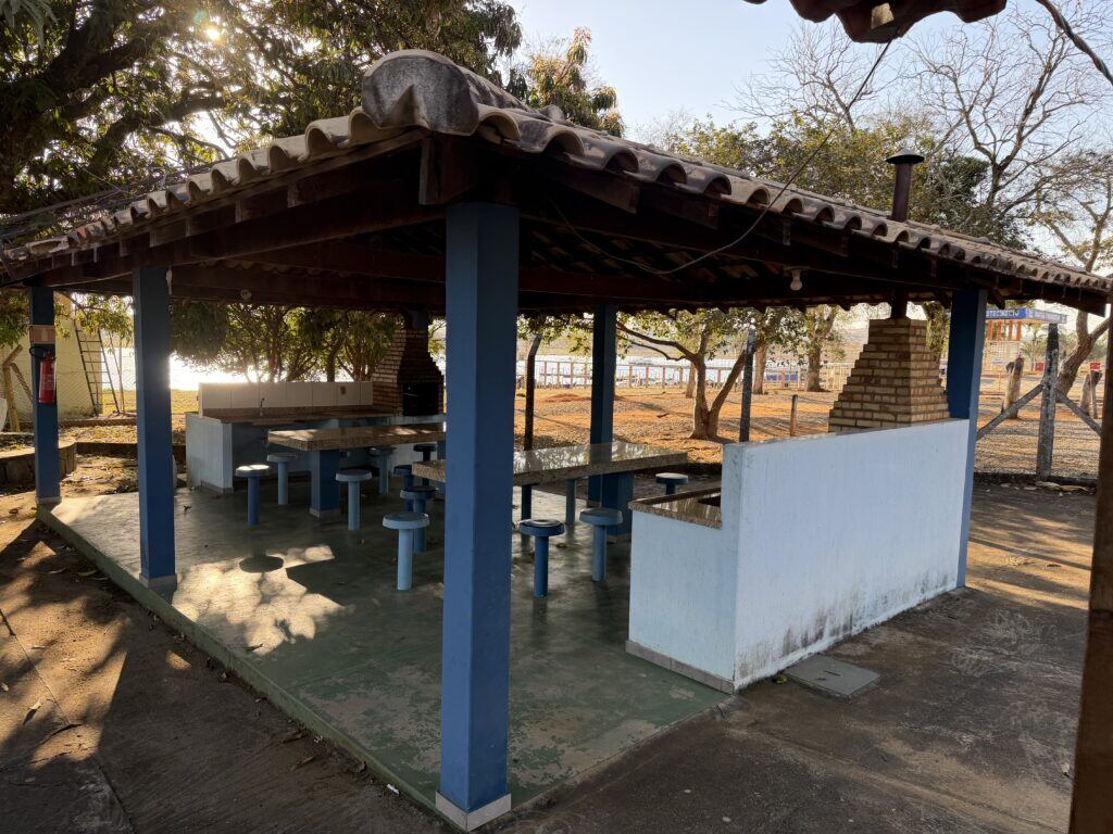 Quiosque com churrasqueiras e mesas de concreto