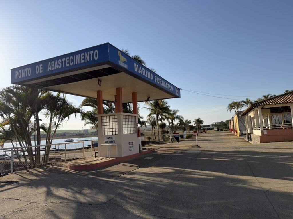 Ponto de abastecimento da Marina Furnastur, à beira do lago