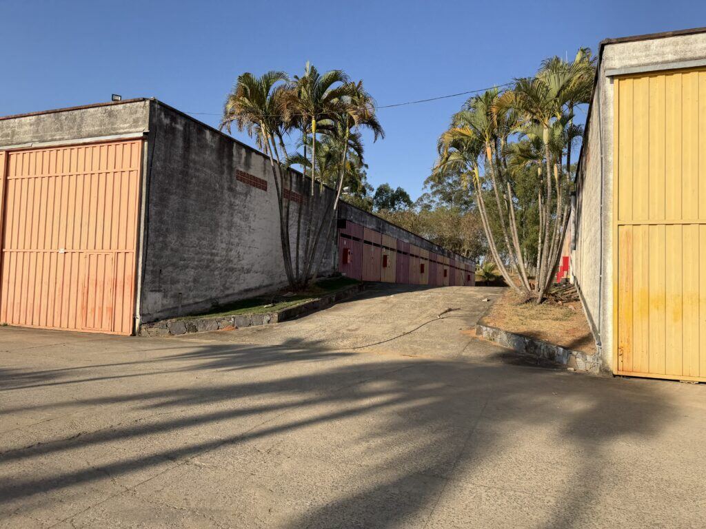 Garagens náuticas do clube, com palmeiras ao redor