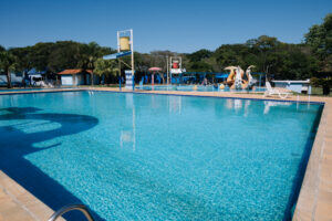 Piscina principal do clube em dia de céu azul