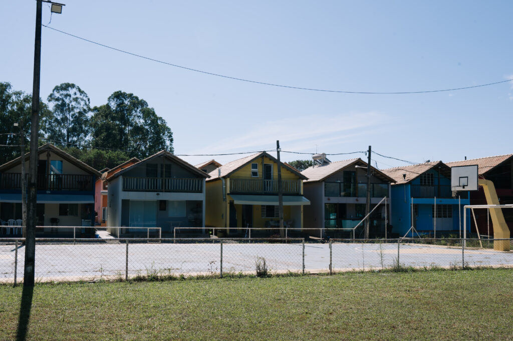 Fileira de Chalés dos sócios com vista para o clube