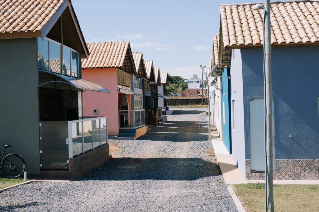 Rua entre os Chalés dos sócios, próximos à Marina