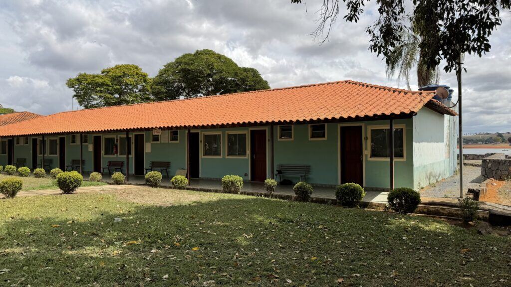 Fileira de chalés do clube, com jardim na frente