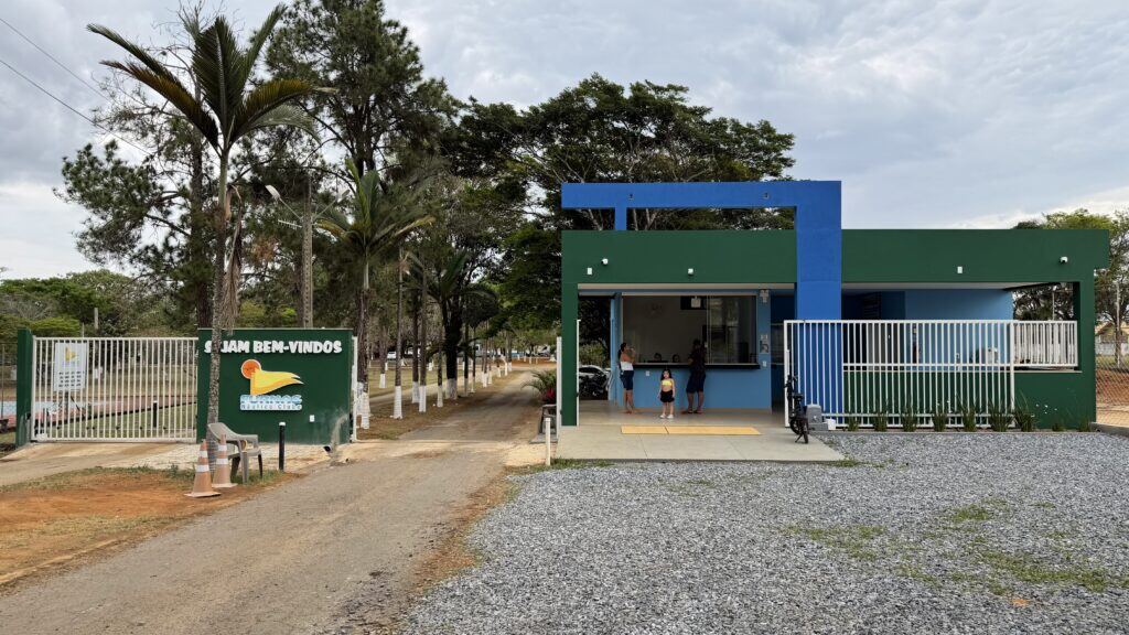Portaria do Furnas Náutico Clube, com o letreiro de boas-vindas