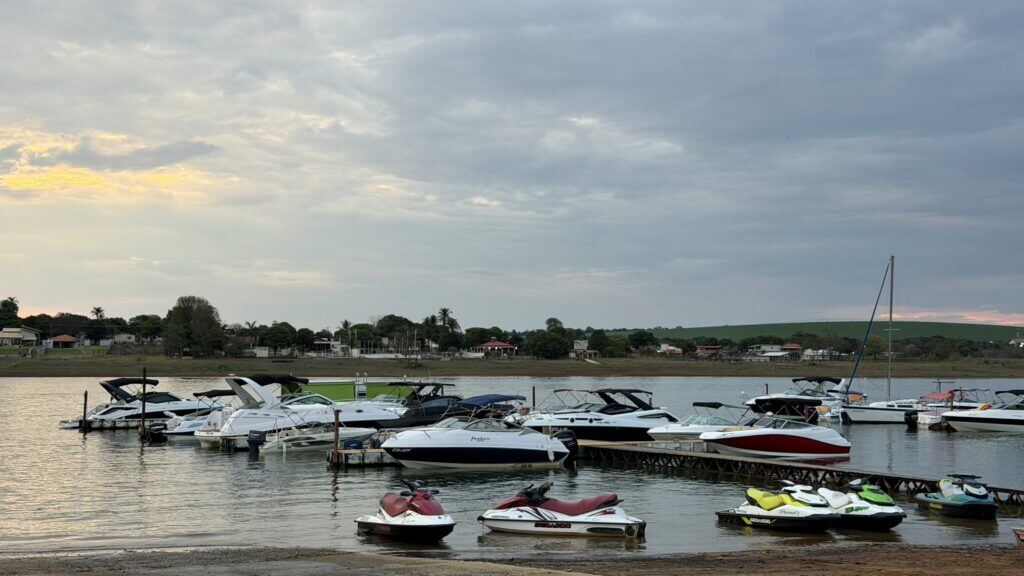 Lanchas e jet skis atracados no píer da Marina do clube, no lago de Furnas
